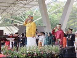 Pimpin Upacara Penurunan Bendera, Wali Kota Munafri Tampil dengan Pakaian Adat Toraja