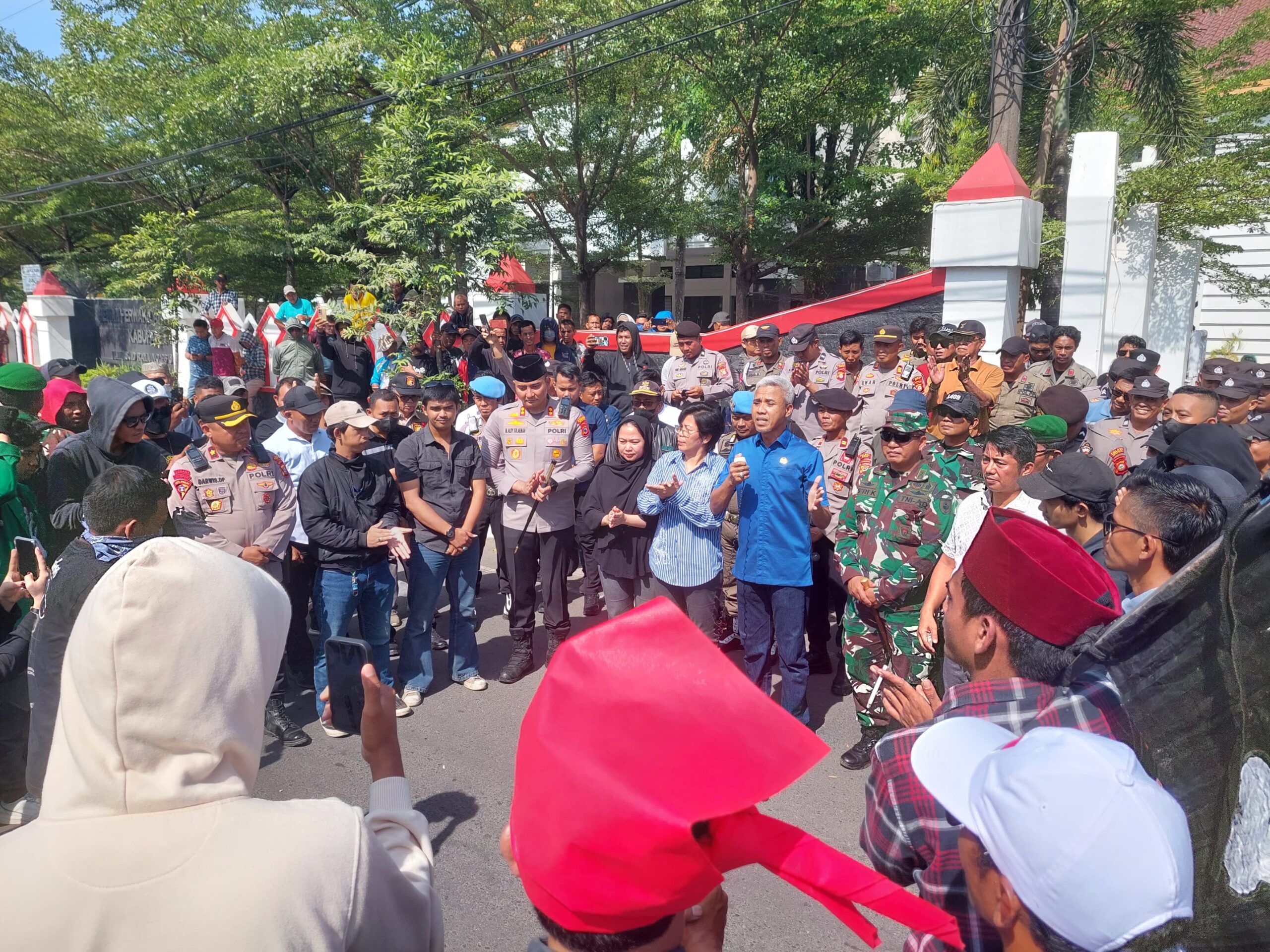 Kapolres Gowa AKBP Muhammad Aldy dan Dandim Gowa Letkol Inf Heri Kuswanto turin langsung menghadapi massa aksi unjuk rasa di kantor DPRD Gowa. (Foto:ist)