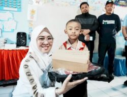 Bupati Gowa Bagikan Seragam Gratis untuk Siswa SD dan SMP di Malino