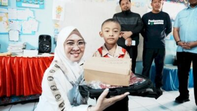 Bupati Gowa Bagikan Seragam Gratis untuk Siswa SD dan SMP di Malino