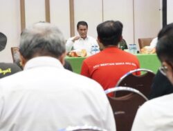 Mentan Amran Bagikan Makanan ke Ribuan Demonstran di Kementan