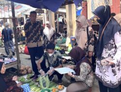 Kepala DKP Sinjai Sambangi Pasar Baringeng, Pastikan Pangan Aman Dikonsumsi