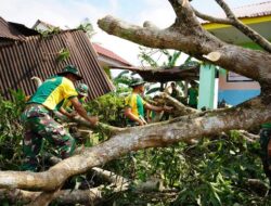 Divif 3 Kostrad Sigap Pulihkan Kondisi Pasca Hujan dan Angin Kencang di Pakatto Gowa