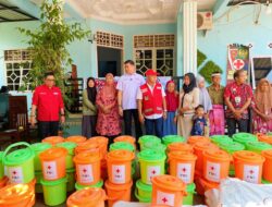 Adnan-Kio Datang Bawa Bantuan, Warga Gowa Terdampak Puting Beliung Jadikan Momen Bernostalgia  