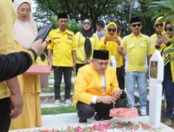 Pimpin Tabur Bunga di TMP Panaikang saat HUT Golkar, Appi: Kami akan Semakin Kompak dan Solid