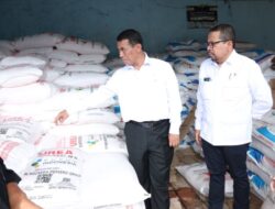 Mentan Amran dan KSP Qodari Sidak Kios Pupuk, Petani Tersenyum Harga Pupuk Turun