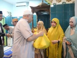 Munafri Serahkan Paket Sembako Usai Sholat Subuh Berjamaah di Mesjid Haqqul Yaqin