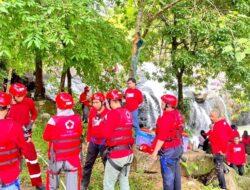 Asah Keterampilan Vertical Rescue, Puluhan Relawan KSR PMI Gowa Digembleng di Air Terjun Boko Bili