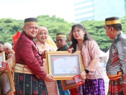 Upacara HUT ke-418 Makassar, Munafri-Aliyah Berbagi Bantuan Pendidikan hingga Beri Penghargaan