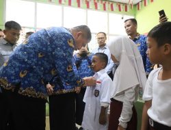 135 Siswa Dapat Seragam, Tas, hingga Tumbler Gratis