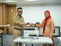 Beri Bantuan Mesin Jahit, Diskop UKM Makassar Dorong UMKM Naik Kelas