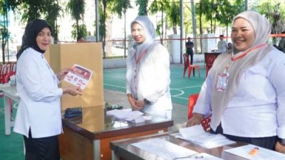 Pemilihan Ketua RT/RW, Aliyah Mustika Ilham Mencoblos di TPS 01 Mangkura