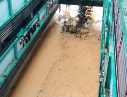 Kesulitan Air Bersih, Warga Terdampak Banjir Terpaksa Gunakan Air Parit