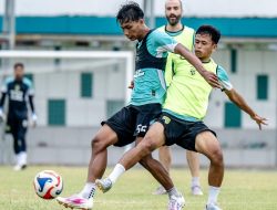 Jelang Hadapi PSM di Stadion BJ Habibie, Persebaya Terus Matangkan Persiapan