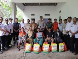 Lima Warga Tersesat di Hutan Maranne Ditemukan Selamat, Kapolres dan Wabup Gowa Serahkan Bantuan