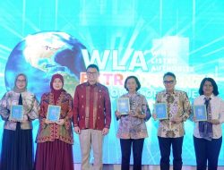 Aliyah Mustika Ilham Terima Penghargaan pada WLA Extravaganza BPOM RI