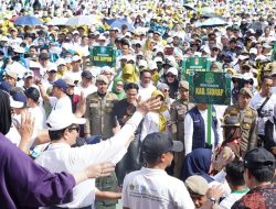 HAB ke-80 di Bone, Menag Bagikan Paket Cinta untuk Marbot Masjid dan Petugas Kebersihan