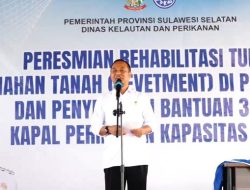 Gubernur Serahkan 2 Unit Kapal 15 GT ke Kelompok Nelayan di Bone