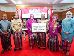 Peringatan 682 Tahun Sidrap, Gubernur Serahkan Bantuan Keuangan Rp15 Miliar