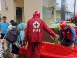 Banjir di Gowa, Warga Dievakuasi Gunakan Perahu Karet