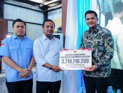 Gubernur Serahkan Bantuan Bibit, Green House hingga Kapal Nelayan untuk Warga Bantaeng