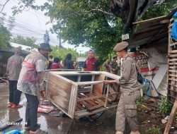 Petugas Tertibkan Lapak di Panakkukang dan Siapkan Solusi bagi Pedagang