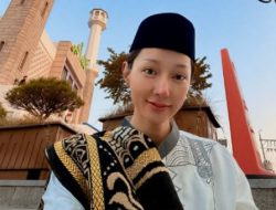 Pakai Baju Koko dan Peci, Penampilan Baru Lucinta Luna di Hari Lebaran Dipuji Warganet