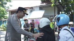 Bukan Tilang, Tapi Helm Gratis! Polantas Gowa Sasar Pengendara “Nakal” di Dua Titik Ramai