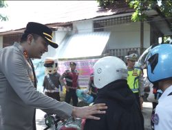 Bukan Tilang, Tapi Helm Gratis! Polantas Gowa Sasar Pengendara “Nakal” di Dua Titik Ramai