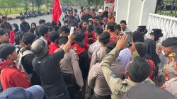 Personel Gabungan Polres Gowa dan Polsek Somba Opu Amankan Jalannya Unras di DPRD Gowa.