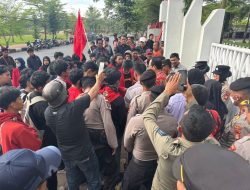 Personel Gabungan Polres Gowa dan Polsek Somba Opu Amankan Jalannya Unras di DPRD Gowa.