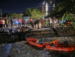 Bersihkan Penumpukan Sampah Kanal Karuwisi–Pettarani Gunakan Perahu Viber