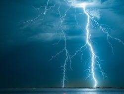 2 Bersaudara Disambar Petir, Kakak Meninggal dan Adik Luka-luka