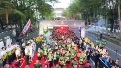 Ribuan peserta Darpa Run 2026 yang digelar memperingati HUT Kostrad Ke-65 di Lapangan Karebosi Makassar.(Foto:ist)