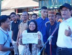 Mentan Amran Kunjungi Bone, Salurkan 33 Truk Bantuan untuk Warga Terdampak Banjir