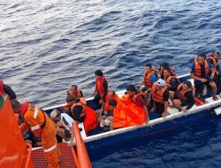 Kapal Tenggelam Dihantam Gelombang Tinggi di Maluku, 13 Penumpang Selamat Dievakuasi Tim SAR