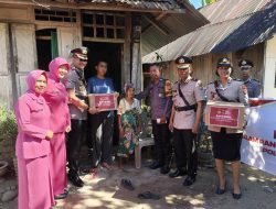 Door To Door Antarkan Bingkisan ke Lansia, Aksi Nyata Kapolres Gowa di Hari Bhayangkara ke-80 Tuai Haru