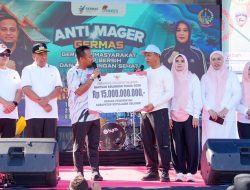 Serahkan Bantuan Keuangan Rp15 Miliar untuk Selayar, Gubernur: Berikan Manfaat Besar bagi Masyarakat