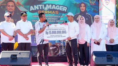 Serahkan Bantuan Keuangan Rp15 Miliar untuk Selayar, Gubernur: Berikan Manfaat Besar bagi Masyarakat
