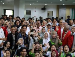 Mentan Amran Serahkan Gaji sebagai Menteri dan Dosen untuk Mahasiswa Yatim Piatu