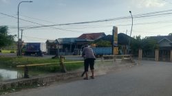 Terciduk, Kapolsek Bajeng Turun Tangan Bersihkan Halaman Kantornya