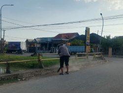 Terciduk, Kapolsek Bajeng Turun Tangan Bersihkan Halaman Kantornya