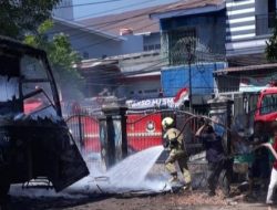 Kebakaran Bus Tua di Batua Raya Gegerkan Warga dan Siswa, Diduga Dipicu Percikan Las