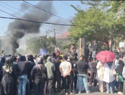 Lagi, Aksi Unjuk Rasa di Kantor Bupati Gowa, Lakukan Penyegelan Gerbang, Azis Peter Peringatkan Plt, Mahmud Sebut Gaji Tak Bakal Cair