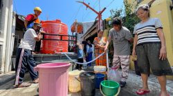 Gerak Cepat PDAM Bantu Warga Karuwisi, Pickup Bertandon Masuk Lorong Sempit