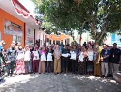 Bupati Husniah Boyong Bantuan Beras dan Sertifikat Tanah ke Parigi