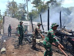 Gerak Cepat! Danyonarmed 21/Kawali Pimpin Langsung Pasukan Padamkan Kebakaran di Bone