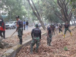 Wujud Kemanunggalan TNI-Rakyat, Yonarmed 21/Kawali Bersihkan Kawasan GOR Lapatau Bone