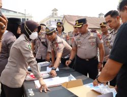 Pimpin Keteladanan, Kapolresta Gowa Ikut Tes Urine Mendadak Bersama Anggota