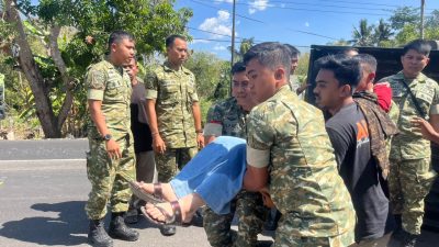 12 Prajurit Yonarmed 21/Kawali Sigap Evakuasi Pasutri Korban Kecelakaan di Mataropuli